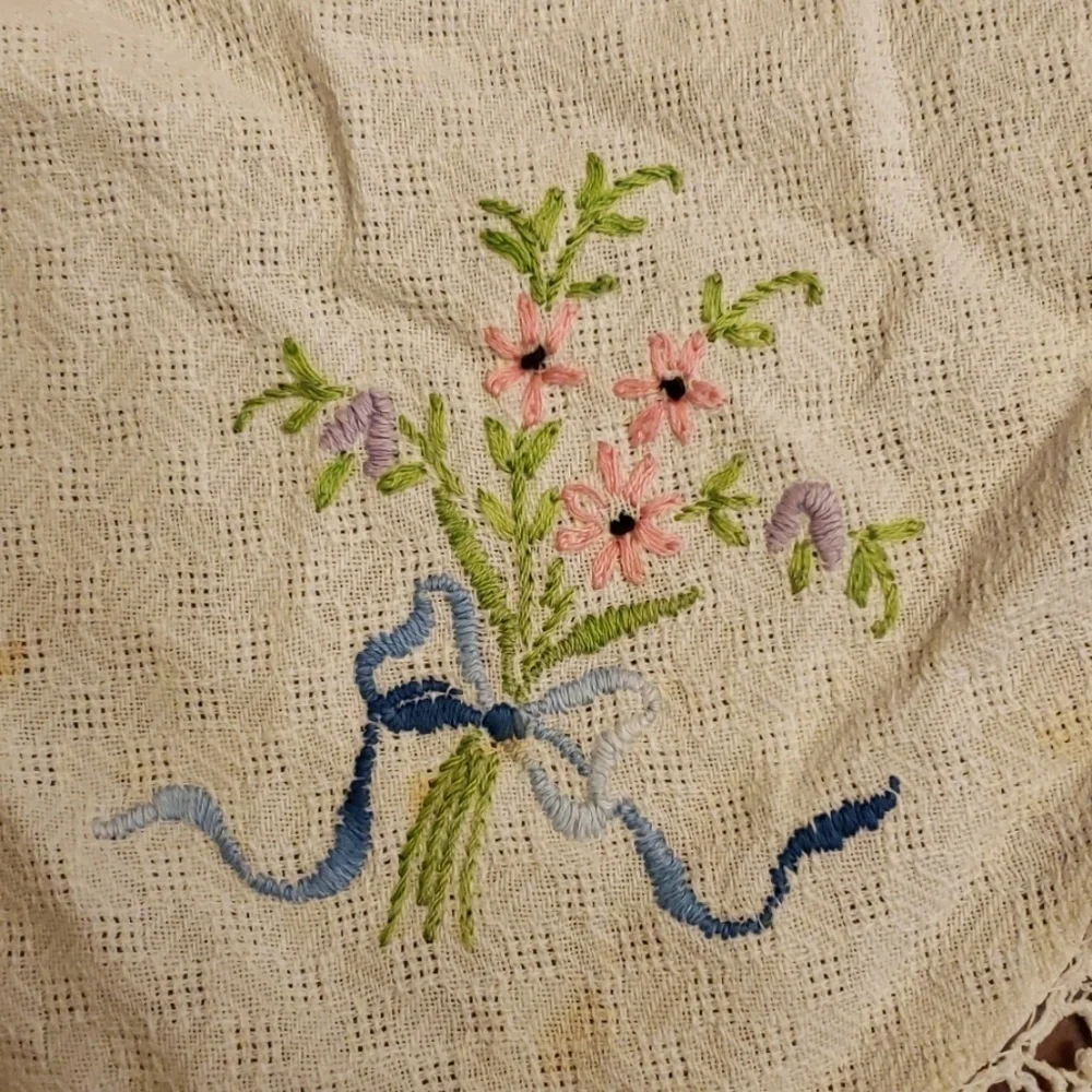 VINTAGE Handmade Doily Embroidered Oval 11x 8